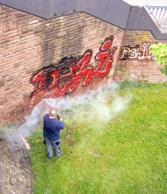 Entfernung von Graffiti mit Tipp-Topp Gebäudedienste